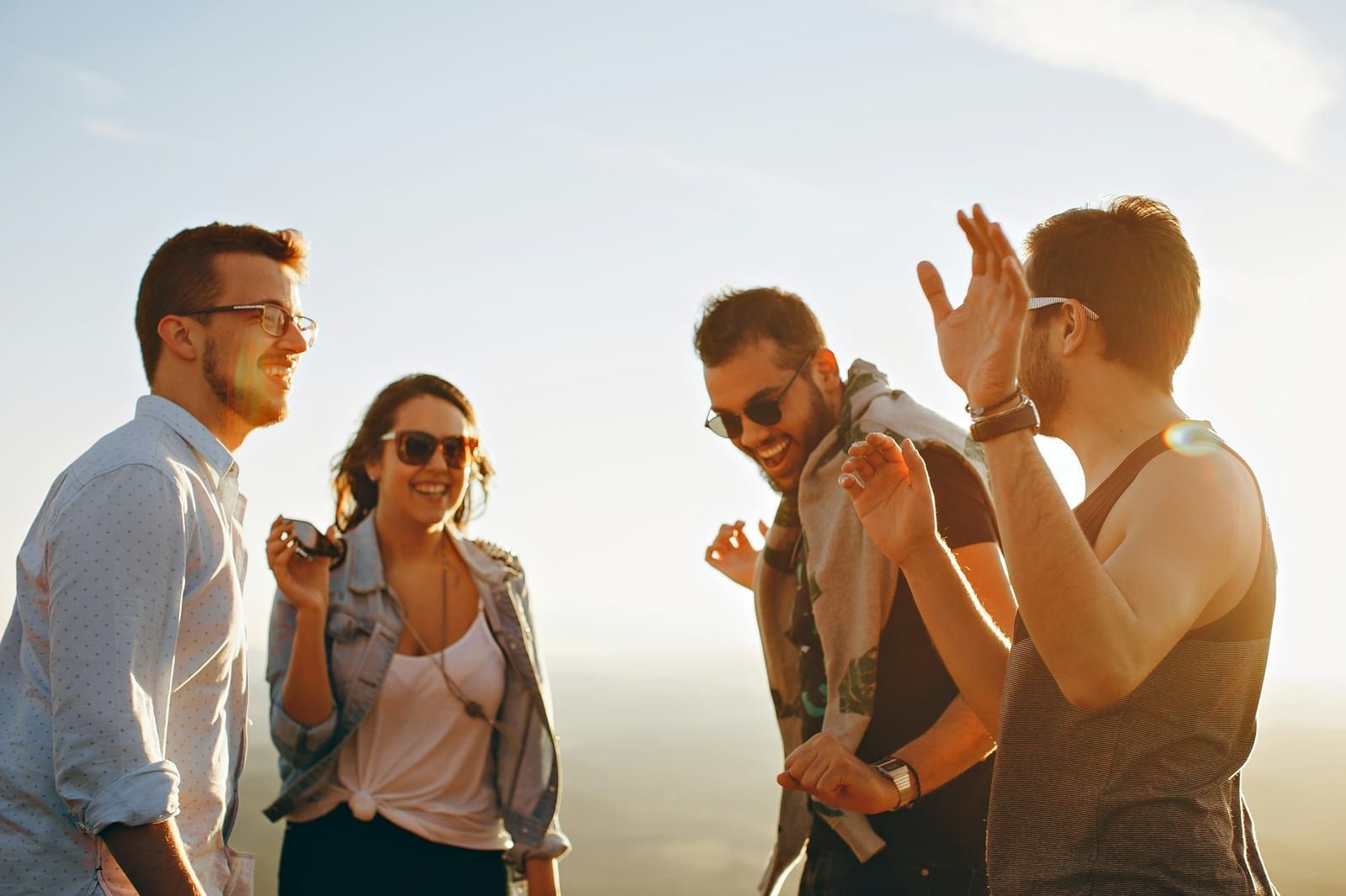 Groupe d’amis qui rient ensemble en fin de journée