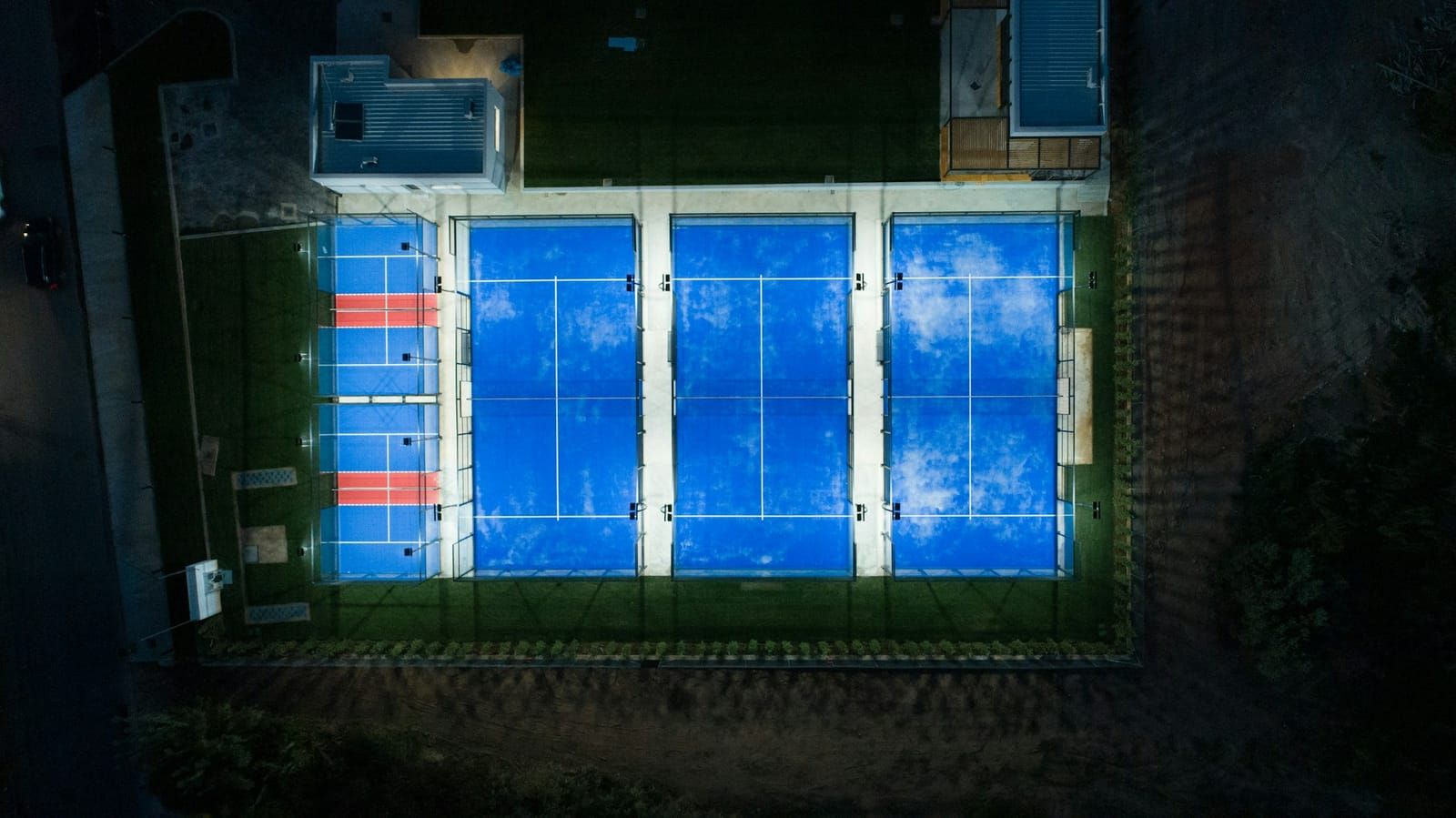 Vue aérienne de nuit de terrains de padel éclairés
